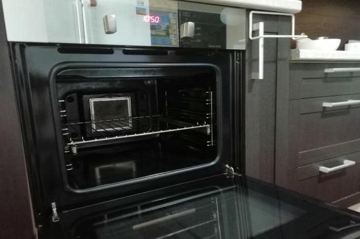 Hoe het gefluister van het deeg te horen: waarom de oven een baksteen of een steen nodig heeft